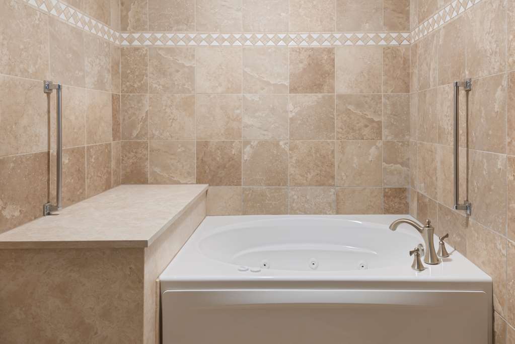 Guest room bath