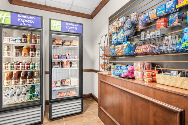 Images Holiday Inn Express & Suites Wilmington-Newark by IHG