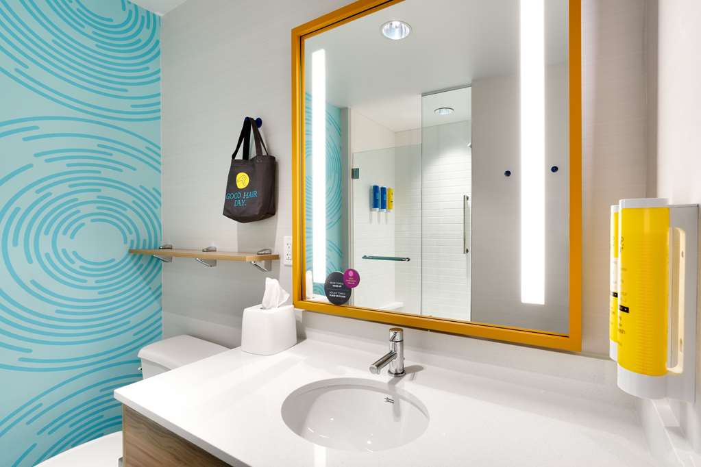 Guest room bath