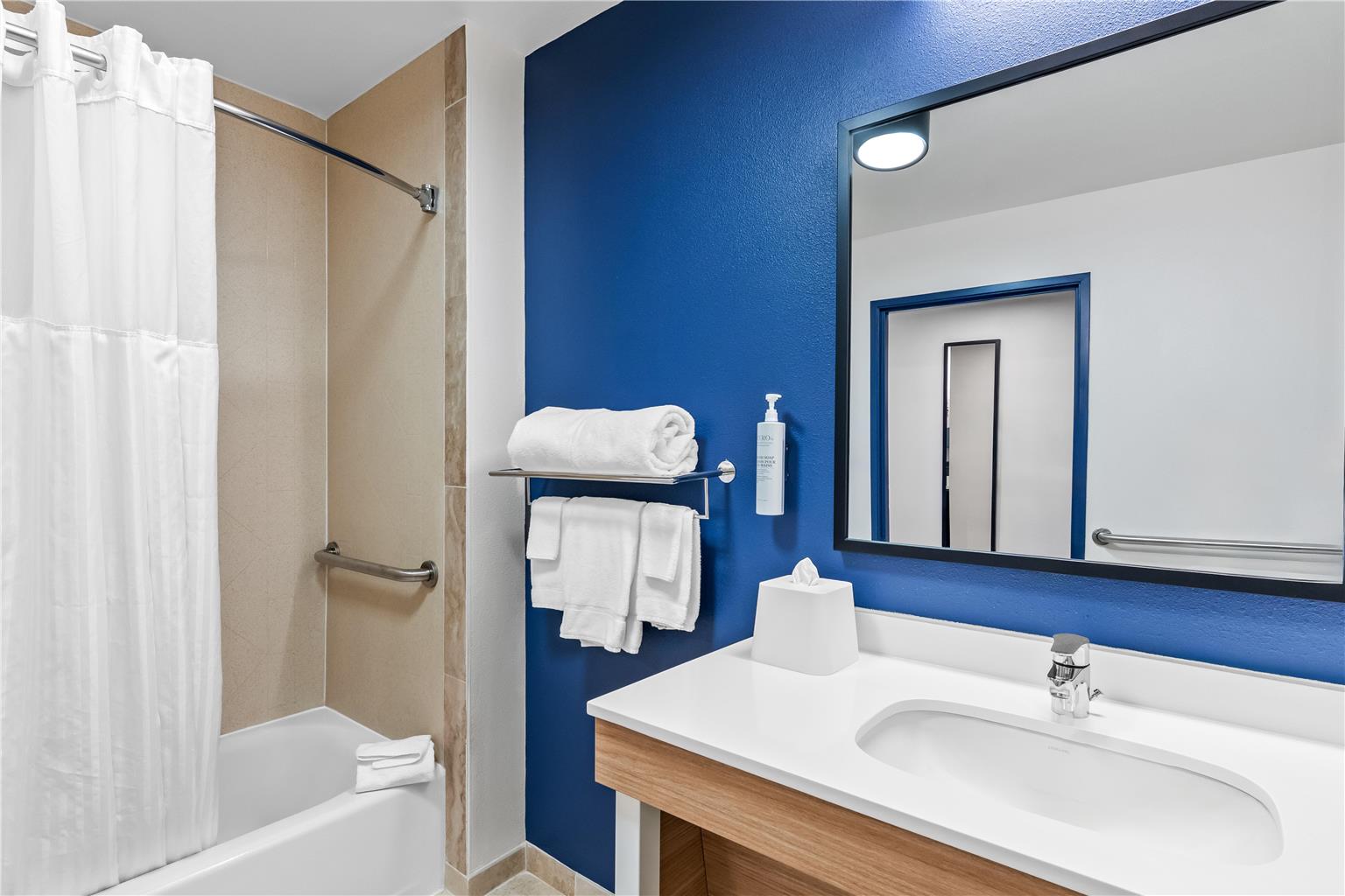 Guest room bath
