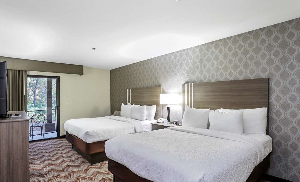 Deluxe 2 Queen Room