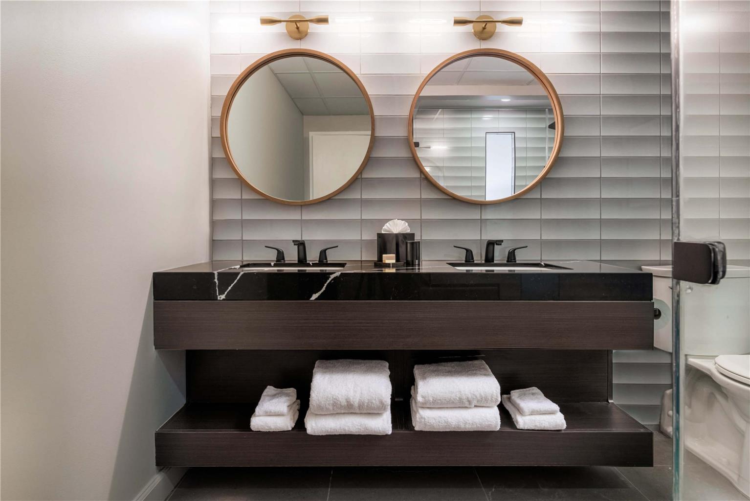 Guest room bath