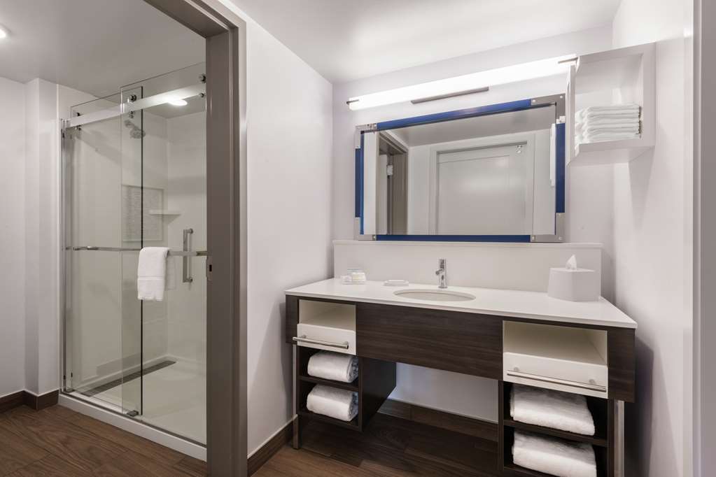 Guest room bath