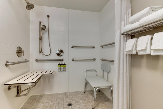 Images Holiday Inn Express & Suites Atlanta N-Perimeter Mall Area by IHG