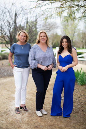 Images Holly Thompson, REALTOR | RE/MAX of Santa Clarita