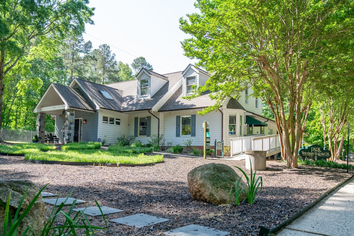 Sunny Exterior of Park Veterinary Hospital & Urgent Care