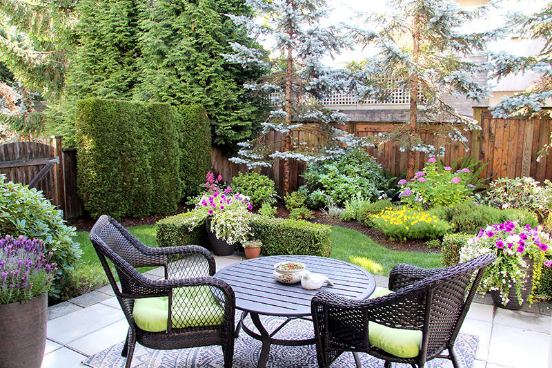 MARTINEZ CONSTRUCTION &amp; LANDSCAPING Logo