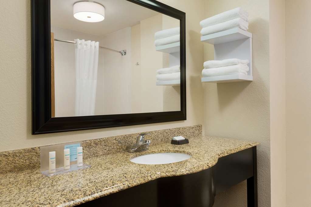 Guest room bath