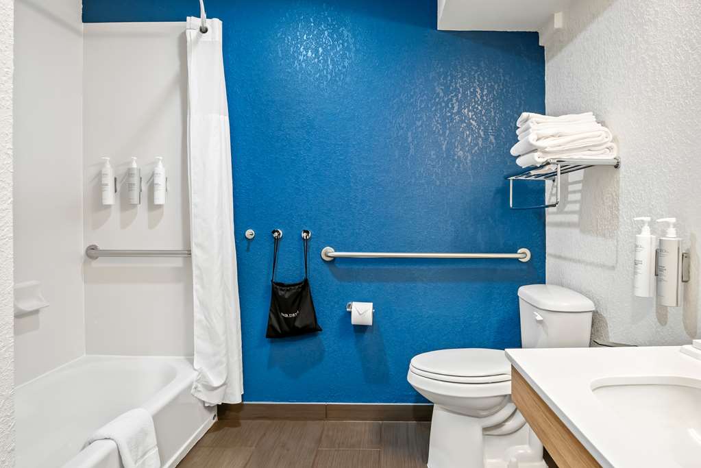 Guest room bath