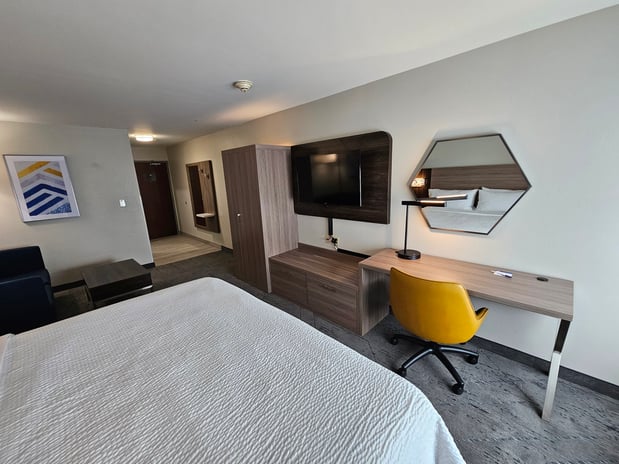 Images Holiday Inn Express & Suites Cincinnati-Blue Ash by IHG