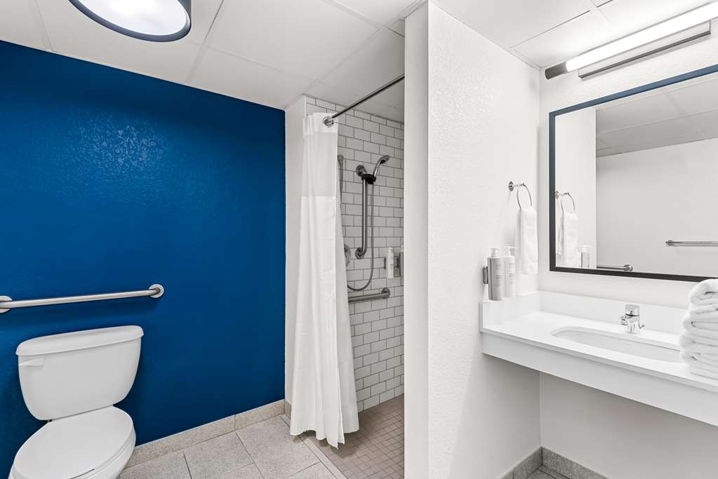 Guest room bath
