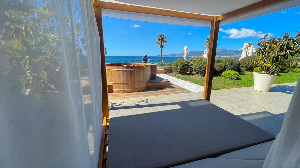 Outdoor whirlpool bath Outdoor whirlpool bath
