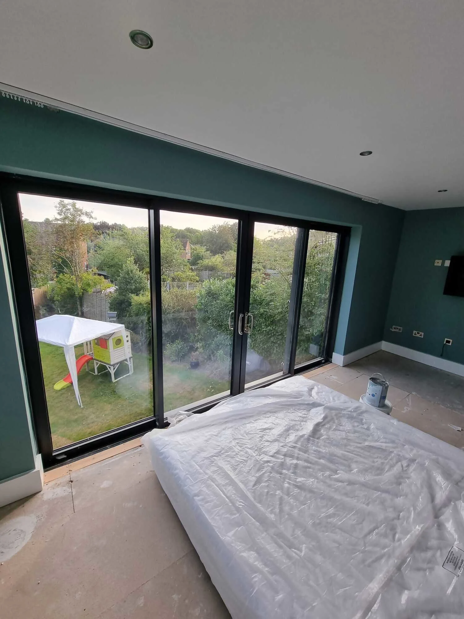 Images Ivo & Tina HK Service Ltd