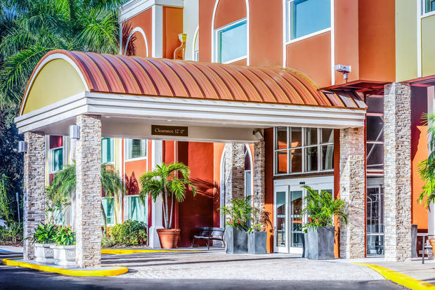 Images Holiday Inn Express & Suites Bradenton West, an IHG Hotel