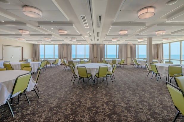 Images Holiday Inn & Suites Virginia Beach - North Beach by IHG
