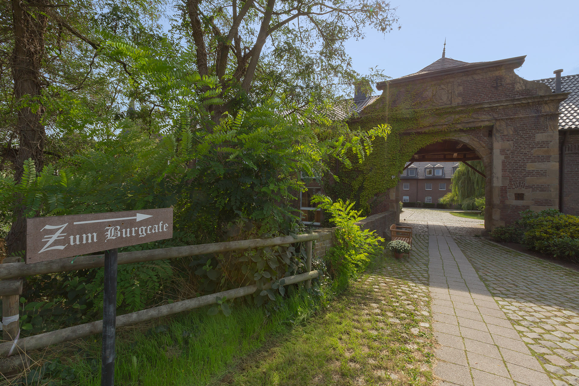 CURATA Seniorenresidenz Burg Binsfeld, Seniorenresidenz Burg Binsfeld in Nörvenich