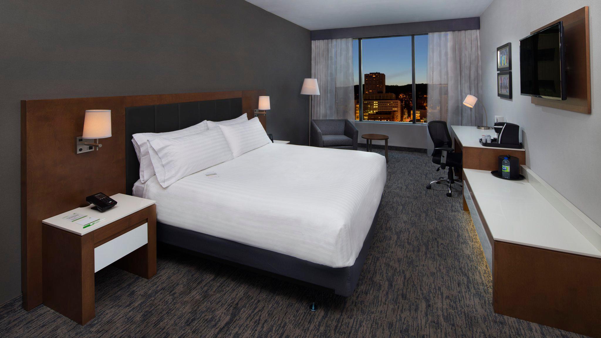 Images Holiday Inn & Suites Montreal Centre-Ville Ouest, an IHG Hotel