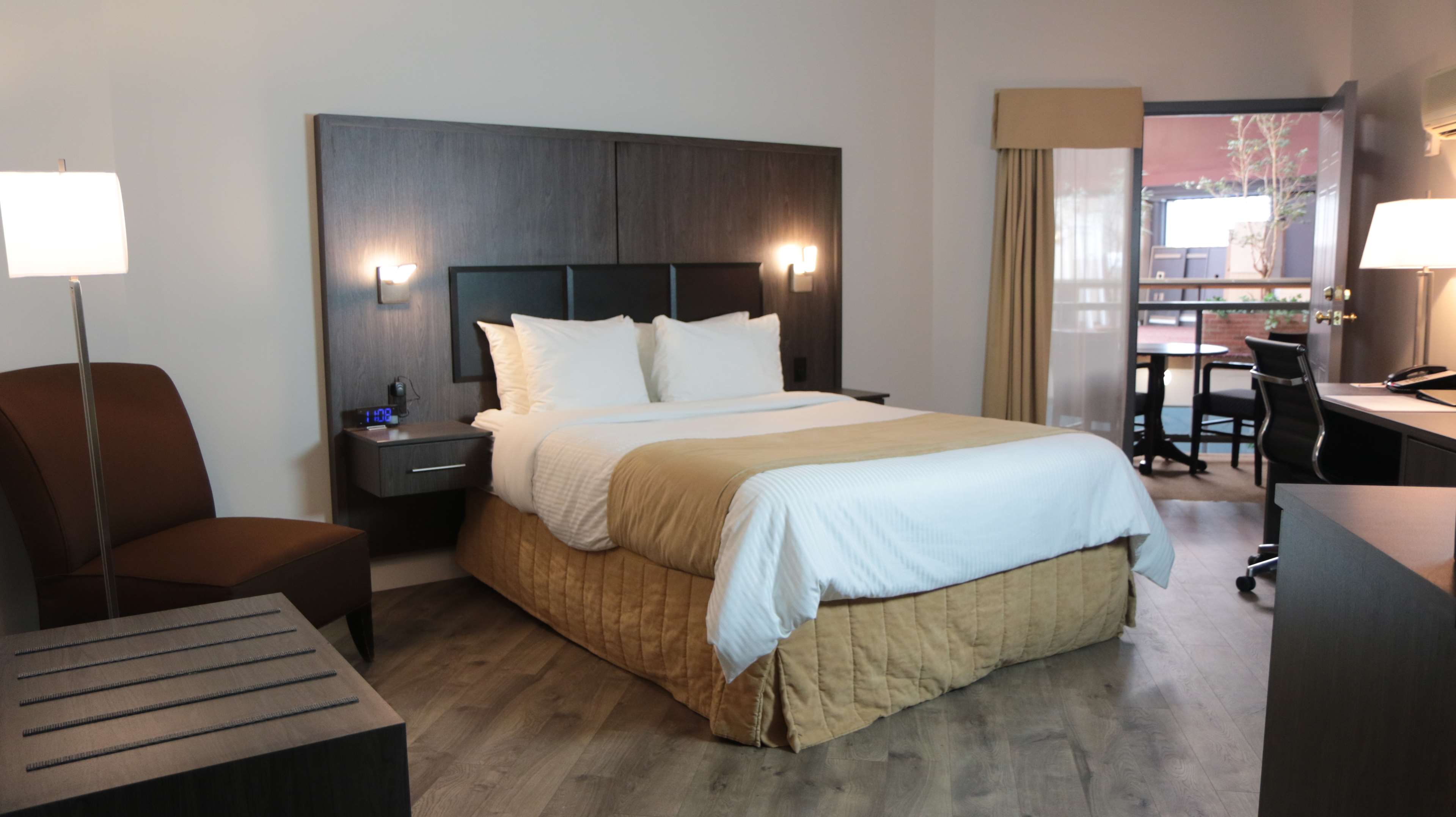 Queen room with balcony Best Western Laval-Montreal Laval (450)681-9000