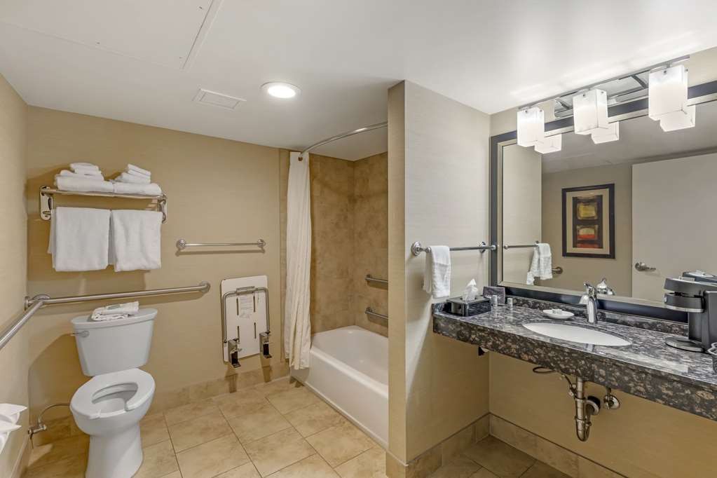 ADA Two Queen - Bathtub Bathroom
