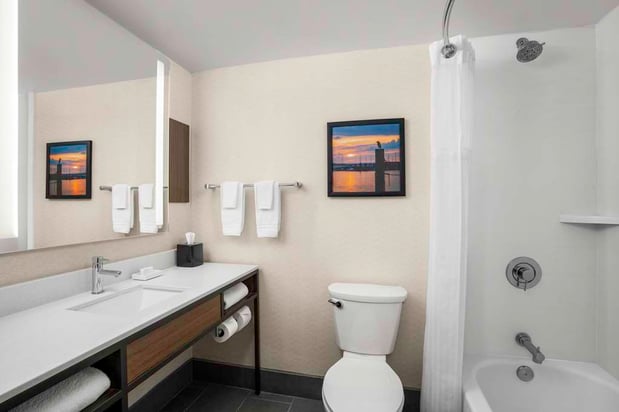 Images Hilton Garden Inn Kent Island Marina