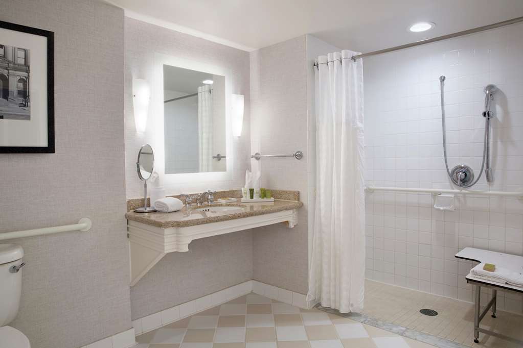 Guest room bath Hilton Philadelphia at Penn's Landing Philadelphia (215)521-6500