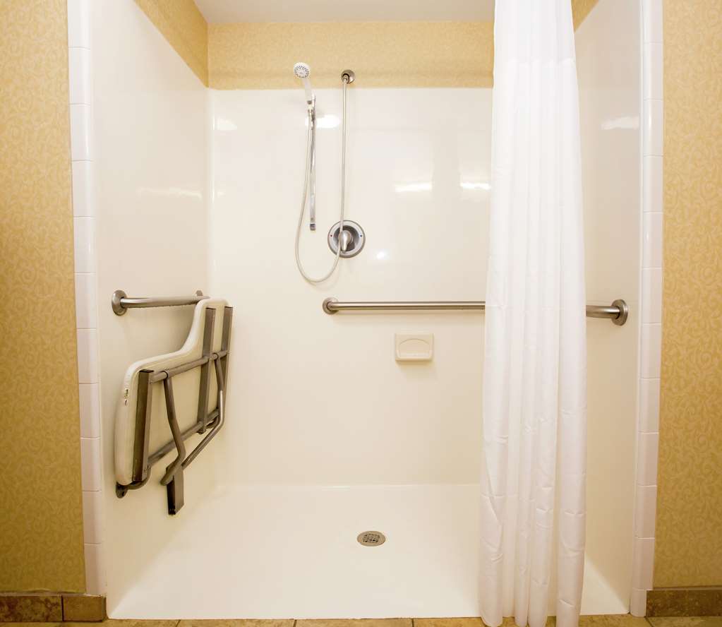 Guest room bath