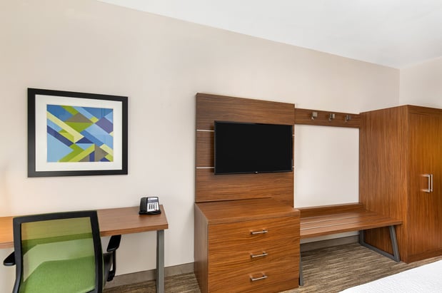 Images Holiday Inn Express & Suites Birmingham - Inverness 280 by IHG