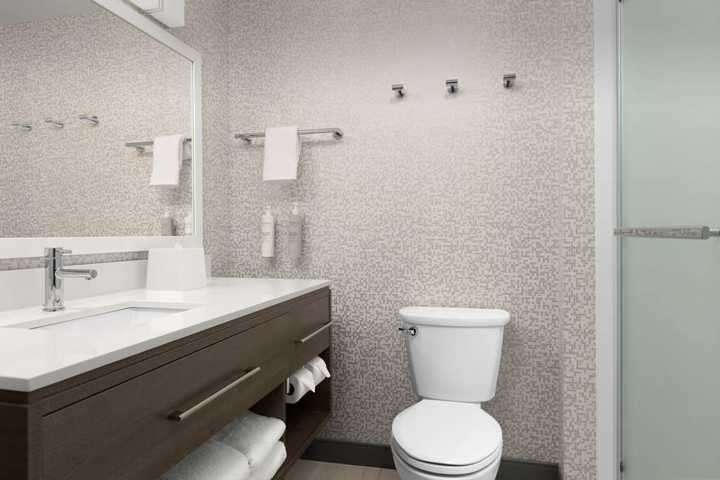 Guest room bath