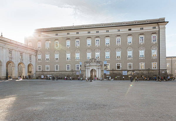 Bild zu Seit 200 Jahren ist der Residenz- und Dombereich - unter Einbeziehung des Benediktinerkloster St. Peter - erstmals wieder in einem zusammenhängenden Rundgang erlebbar. Mit der Eröffnung des DomQuartiers 2014 ist ein international einzigartiges Museum geschaffen worden.