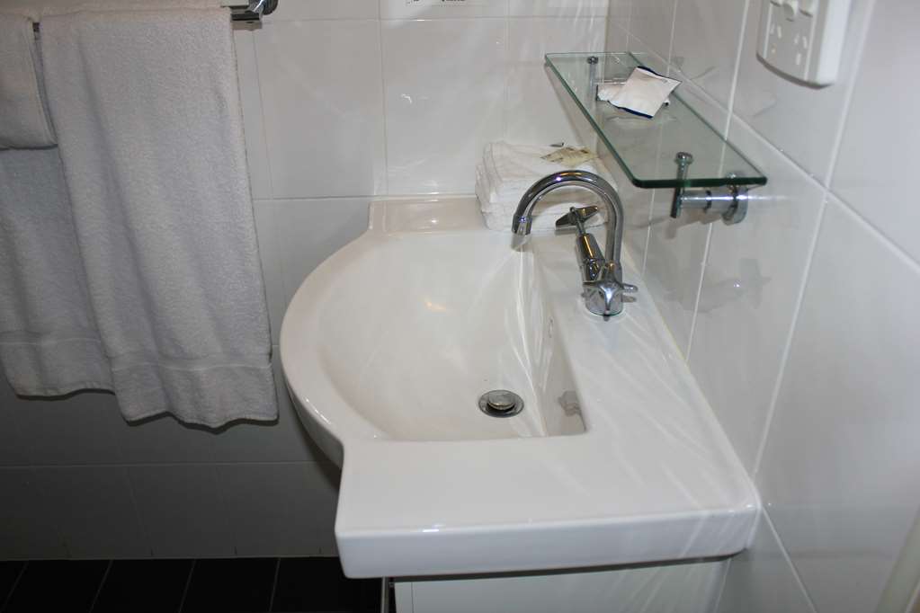 Standard Queen & Single Room - Bathroom Best Western Ipswich Ipswich (07) 3202 3111
