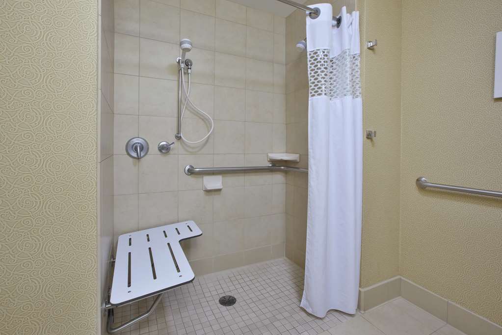 Guest room bath