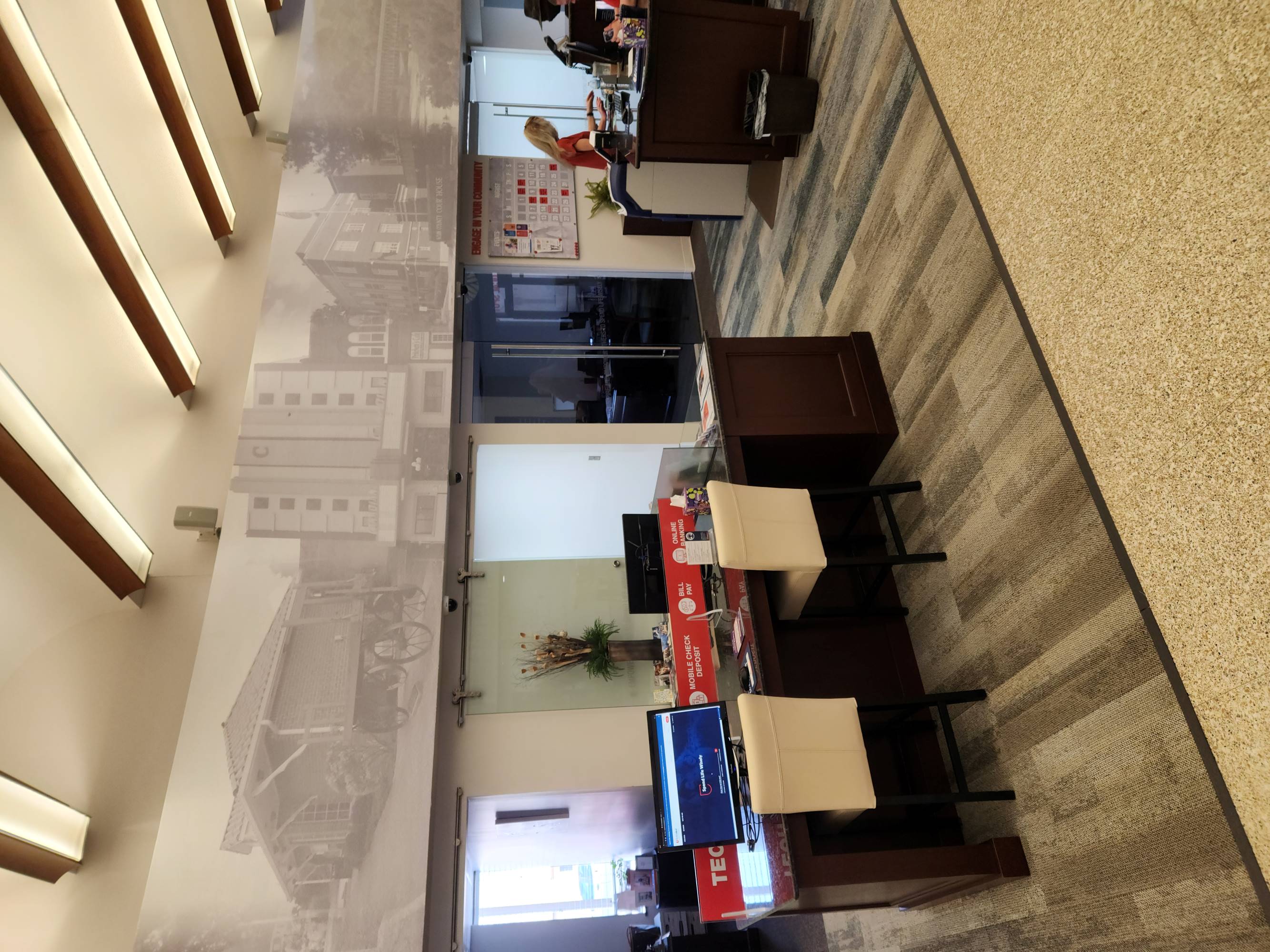 First United Bank - Purcell - interior customer online banking area