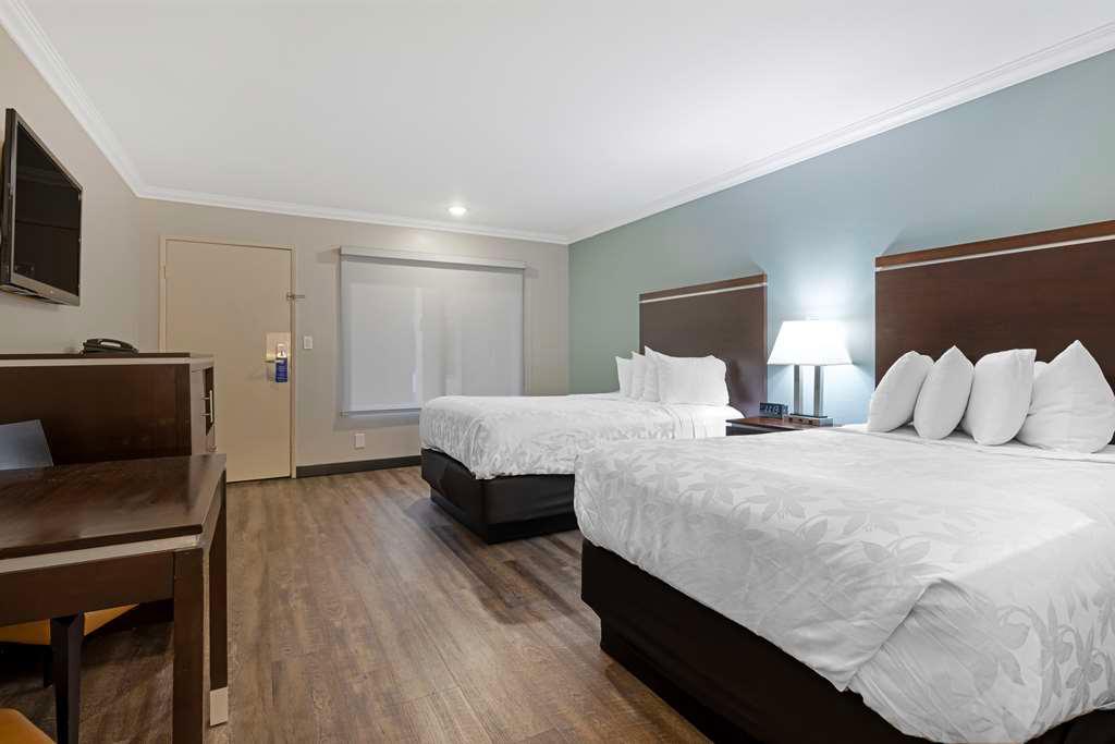 Double Queen room Best Western Courtesy Inn Hotel - Anaheim Resort Anaheim (714)772-2470