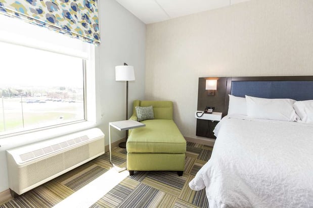 Images Hampton Inn & Suites Syracuse North Airport Area