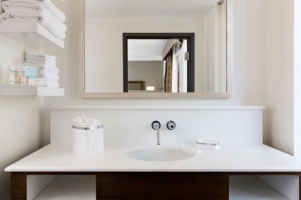Guest room bath