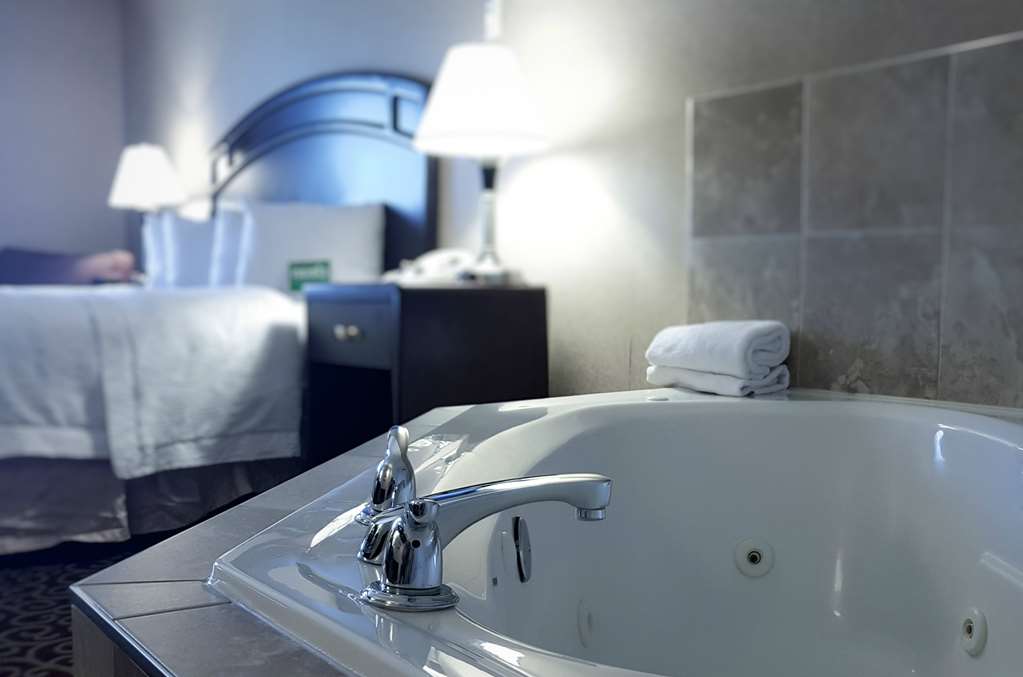 Guest room bath Hampton Inn & Suites by Hilton Edmonton International Airport Leduc (780)980-9775