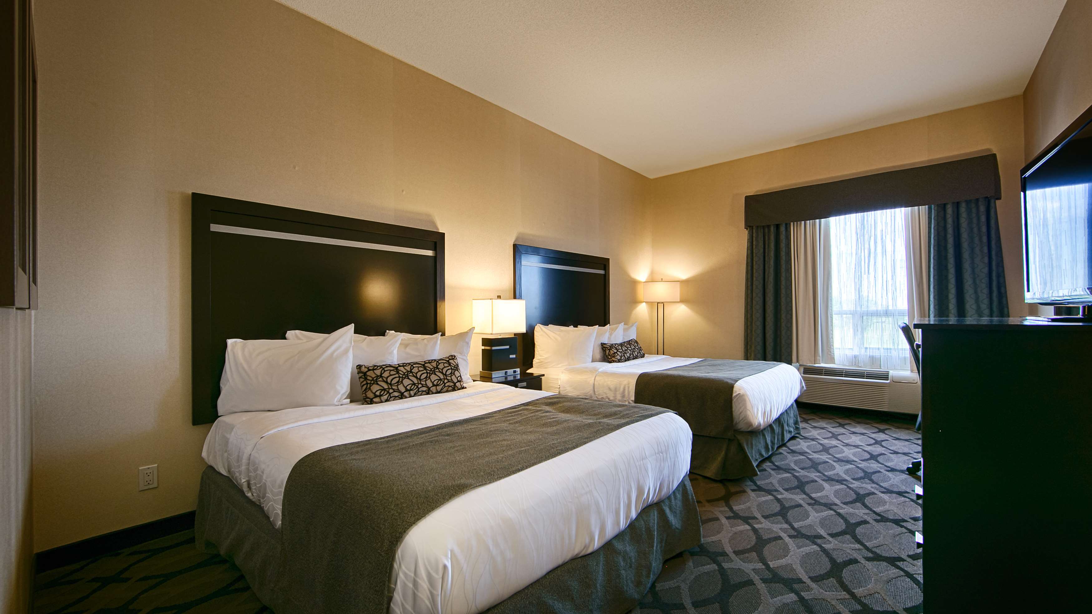 Best Western Plus Travel Hotel Toronto Airport in Toronto: Guest Room