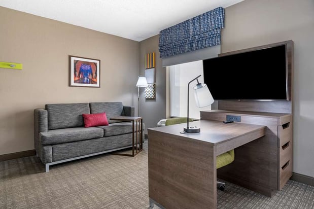 Images Hampton Inn & Suites Louisville East