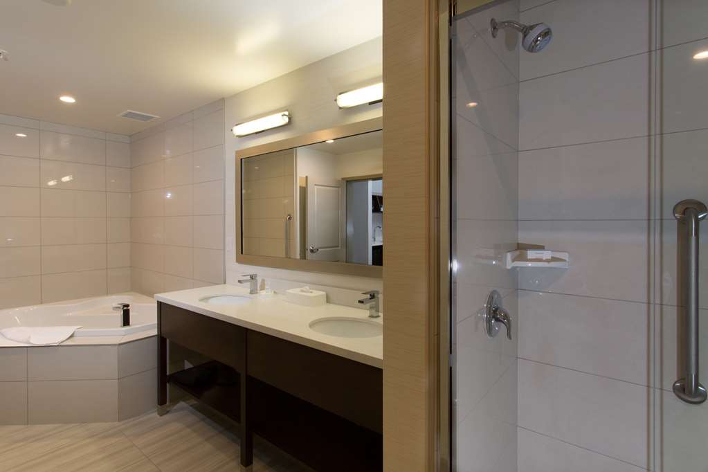 Guest room bath Hampton Inn by Hilton Lloydminster Lloydminster (780)874-1118
