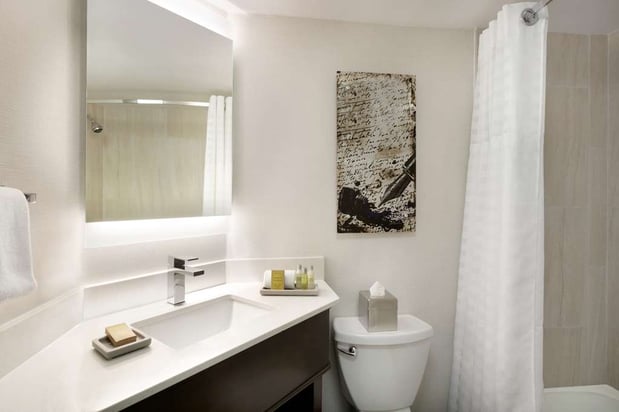 Images DoubleTree by Hilton McLean Tysons