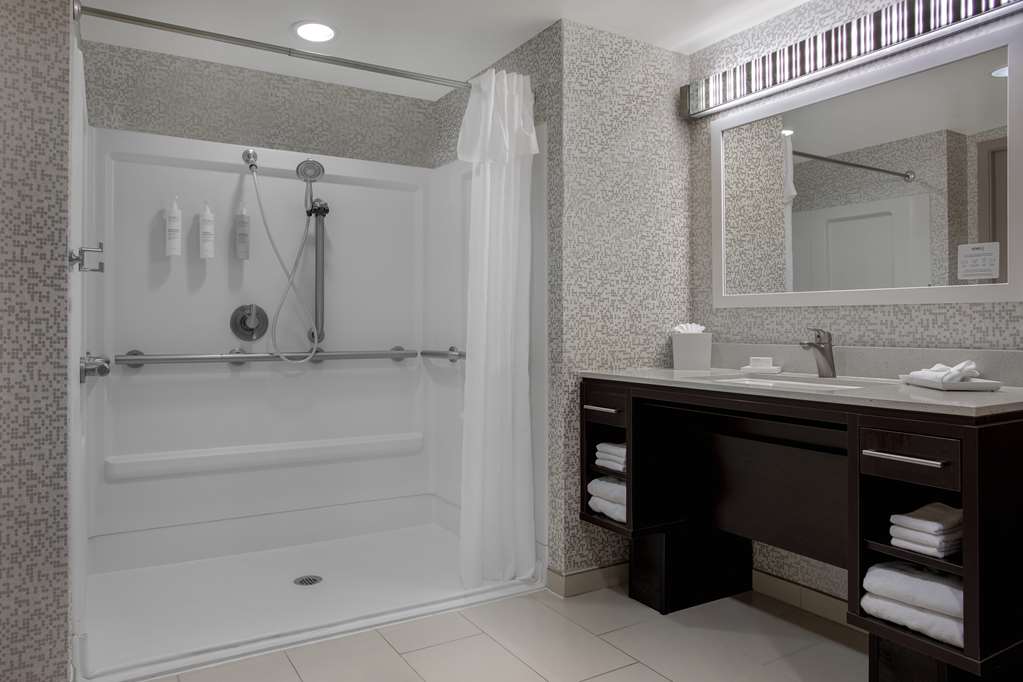 Guest room bath