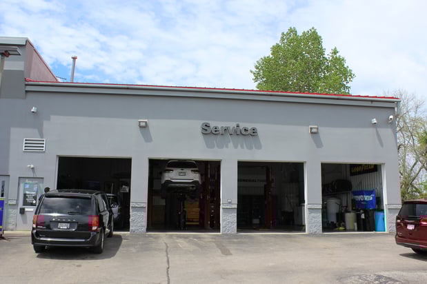 Images Russ Darrow Chrysler Dodge Jeep RAM of West Bend Service Center