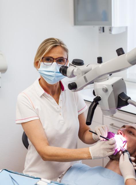 Dr. Isolde Schöpflin in der Zahnarztpraxis City Dentist Baden-Baden bei der Behandlung