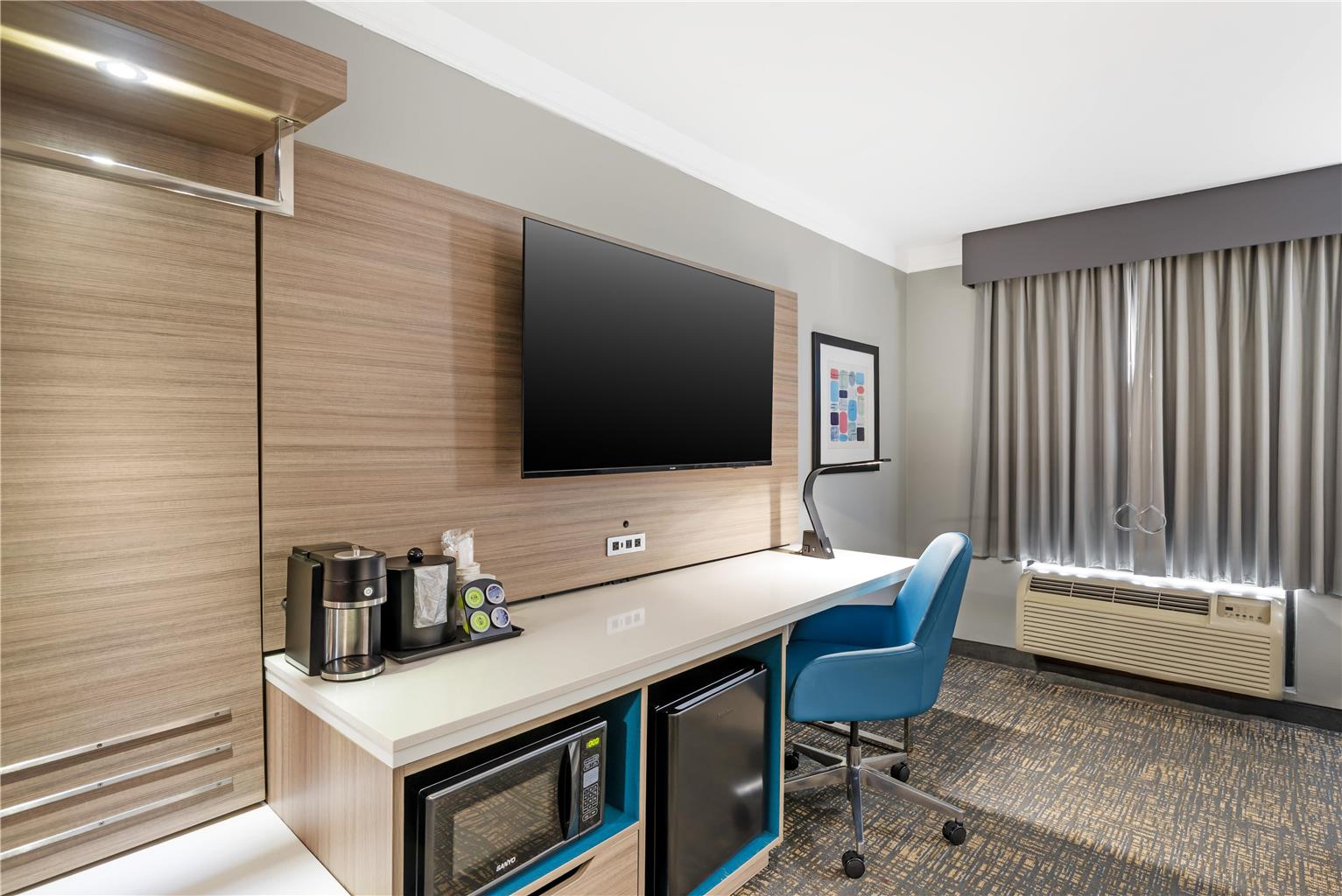 ADA - 2 Queen Beds w/ Bathtub