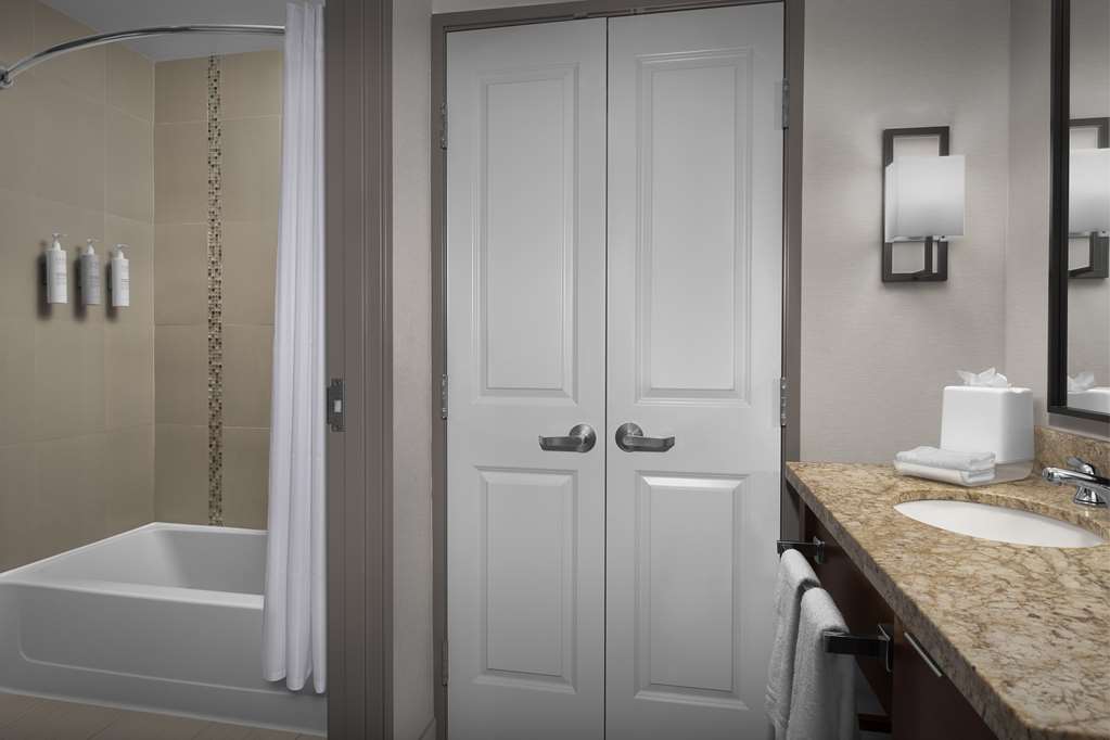 Guest room bath