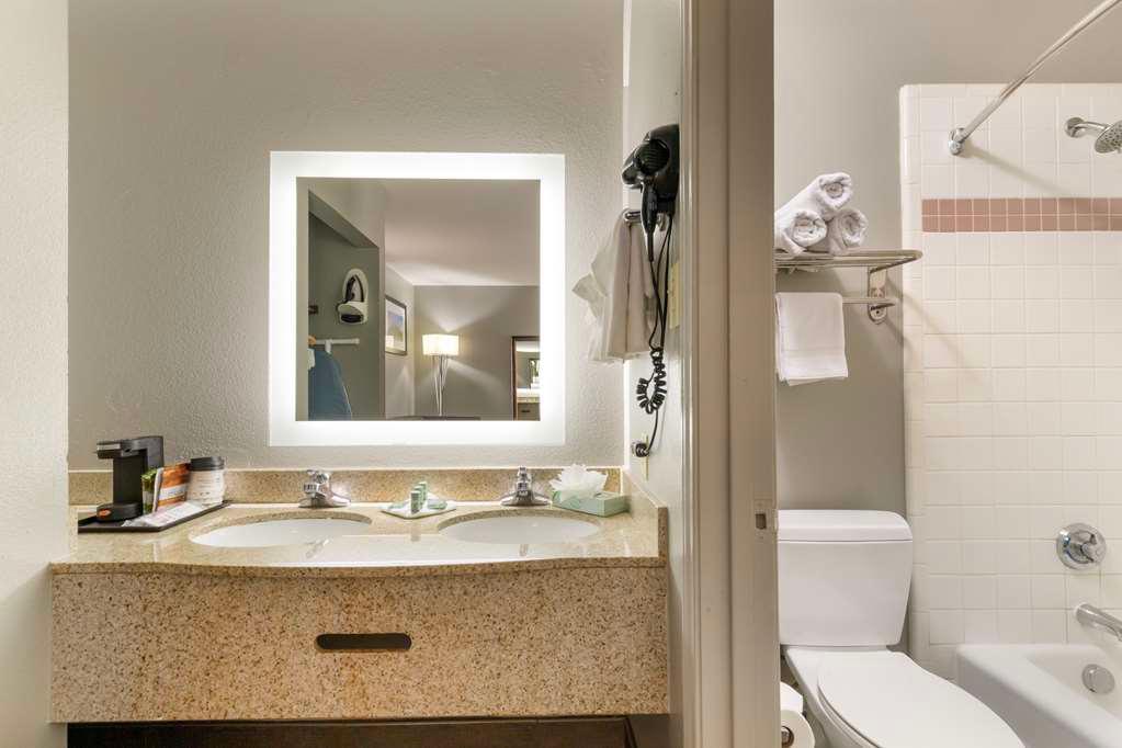 Bathroom Best Western Near Lackland AFB/Seaworld San Antonio (210)520-8080