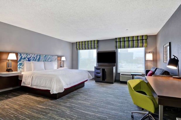 Images Hampton Inn & Suites Newark-Harrison-Riverwalk