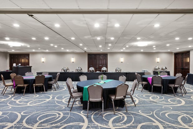 Images Holiday Inn Chicago Oakbrook by IHG