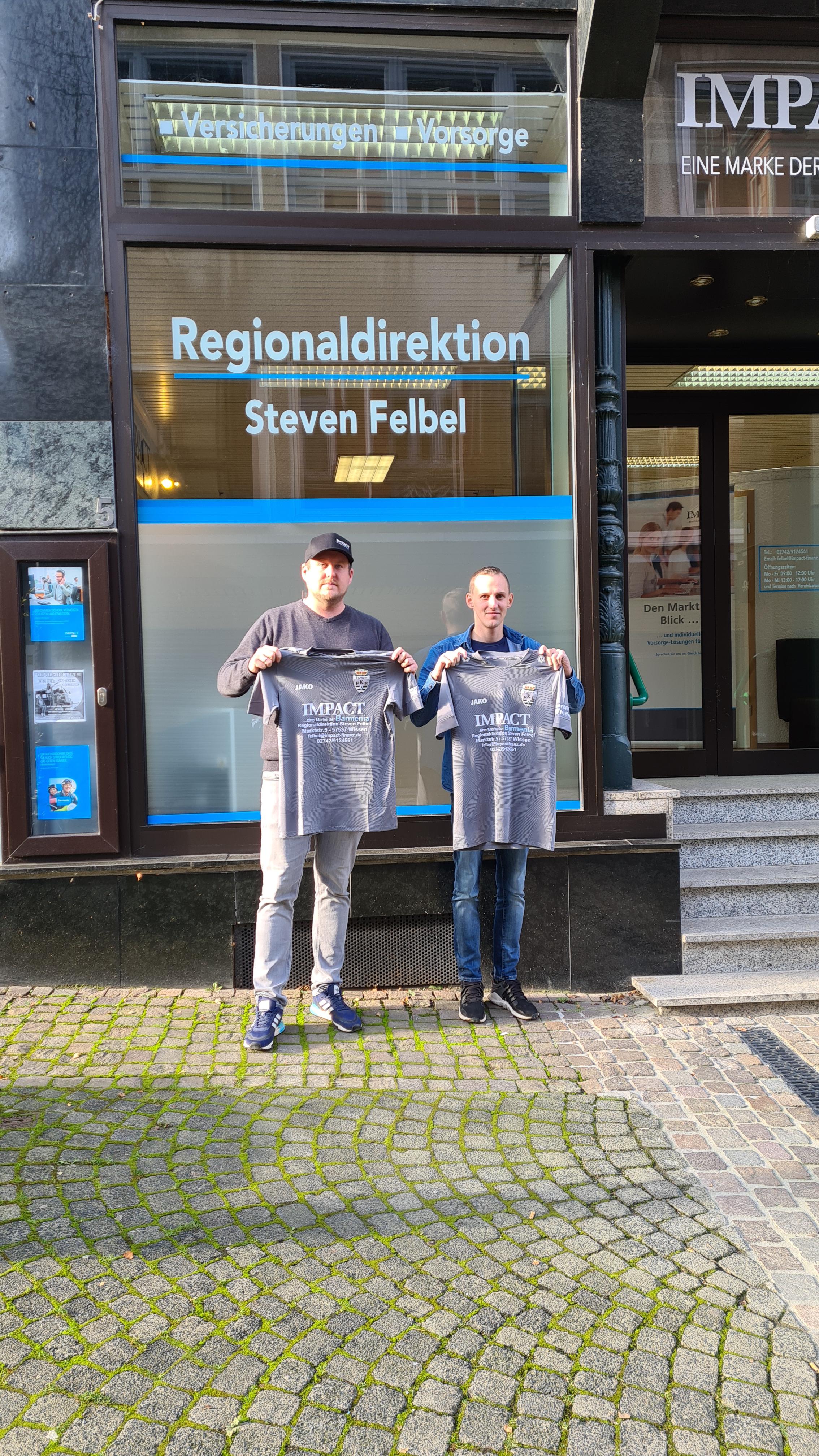 Hier sehen Sie Steven Felbel und Kevin Hewelt mit den neuen Trikots des FK Etzbach e.V. . Wir sind stolzer Hauptsponsor des FK Etzbach e.V. im Rahmen der Generaldirektion Rhein-Sieg.