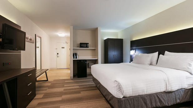 Images Holiday Inn Express & Suites Everett by IHG